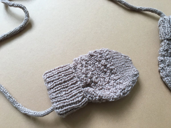 Unique Collection - Knit 9 - Mittens in Beige Rosé - 2y