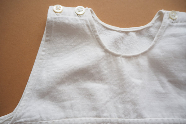 White cotton with a lace trim - 18m