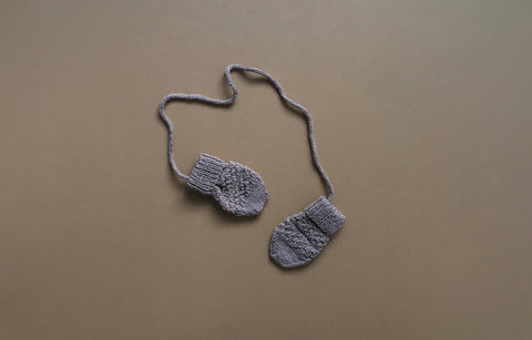Unique Collection - Knit 8 - Mittens in Beige Rosé - 12m