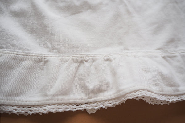 White cotton with a lace trim - 18m